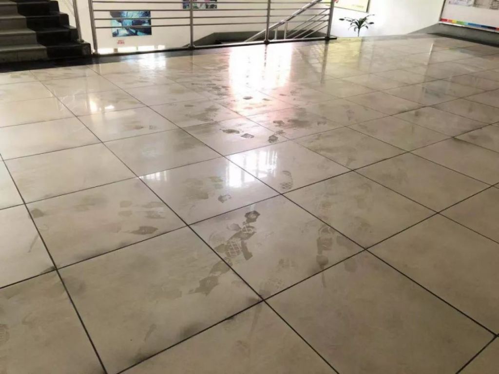 回南天潮濕地面